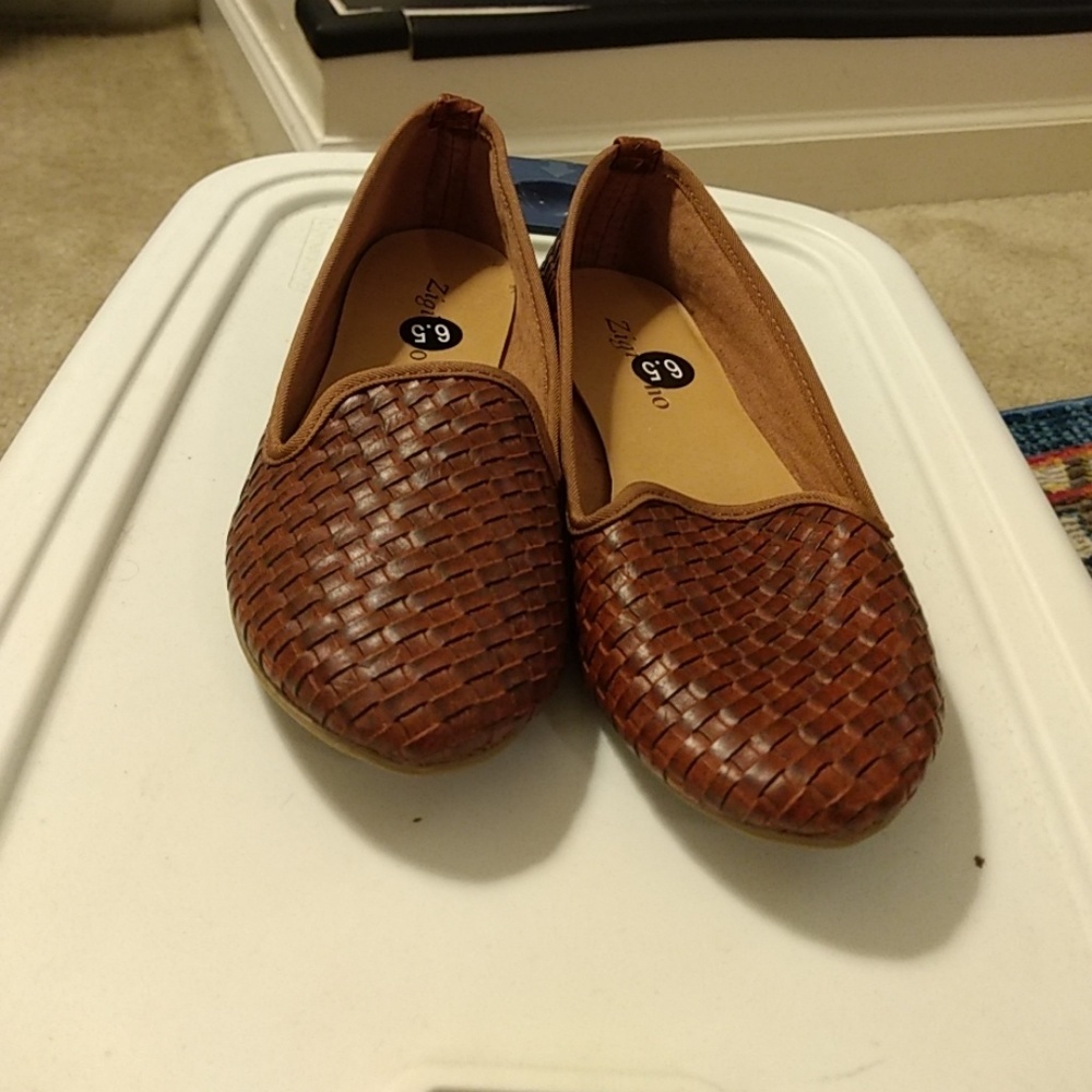 Brown woven smoking flats